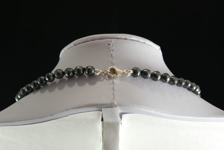 Collar Hematite