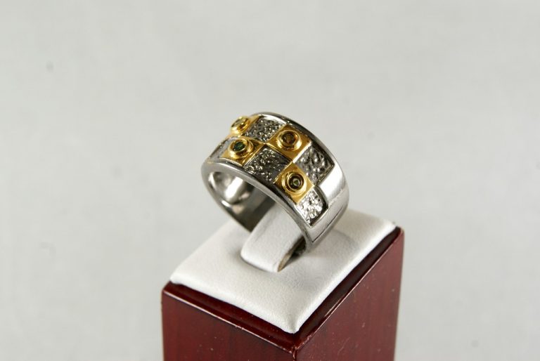 Anillo de Plata con Gemas