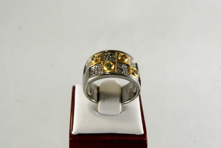 Anillo de Plata con Gemas