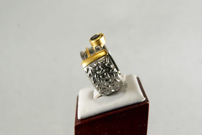 Anillo de Plata con Zafiro