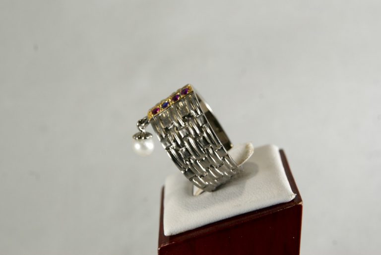 Anillo de Plata con Rubís y Perla