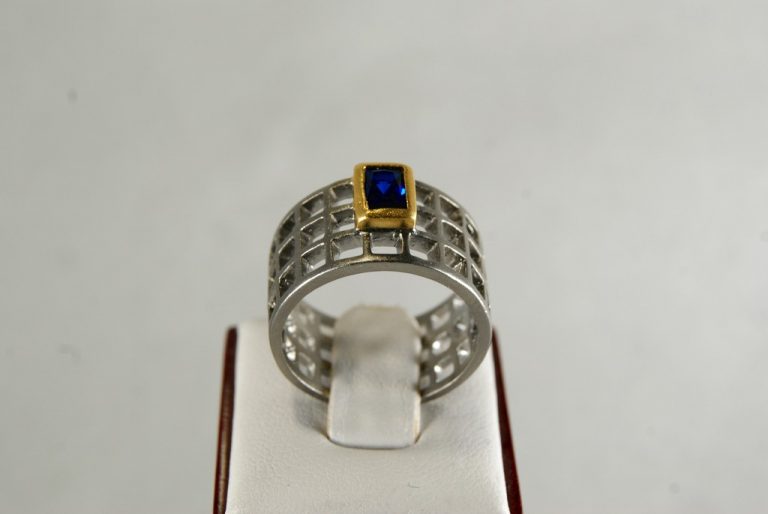 Anillo de Plata con Zafiro