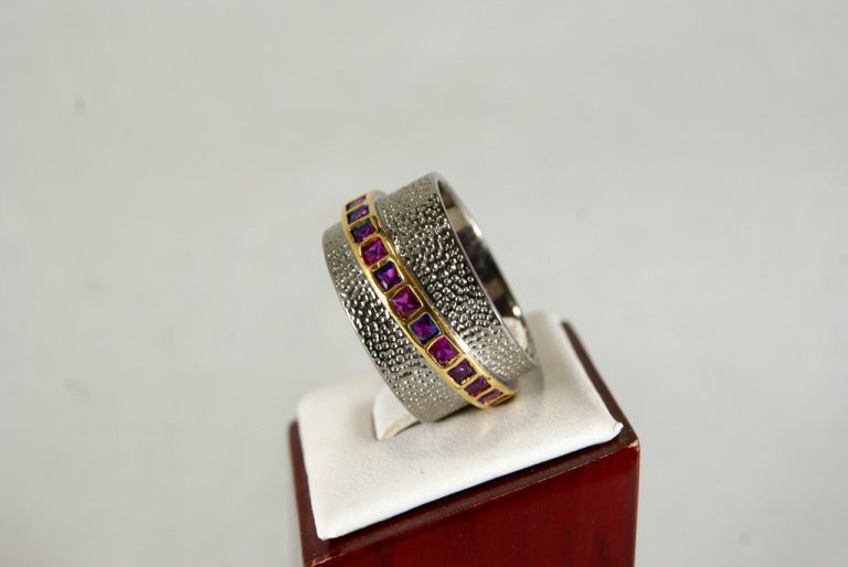 Anillo de Plata con Rubís