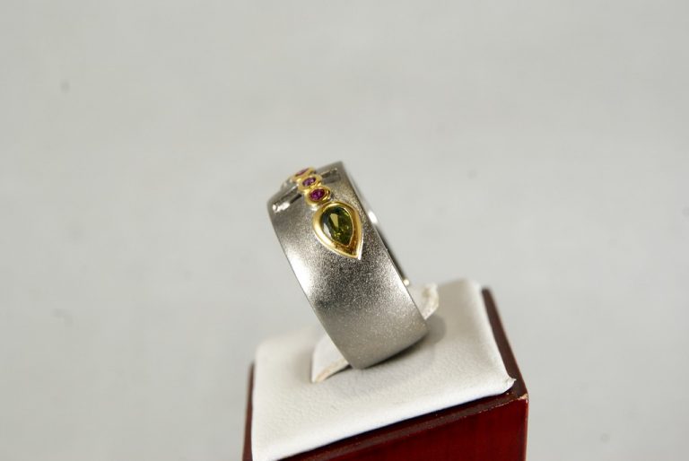 Anillo de Plata con Rubís y Olivino