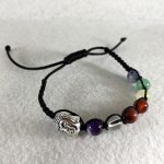 PULSERA DE LOS CHAKRAS EN MACRAMÉ NEGRO